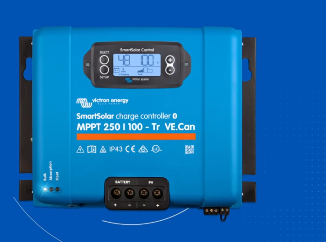 Solárny regulátor Victron Energy MPPT pre efektívne nabíjanie batérií s porovnaním s PWM regulátorom