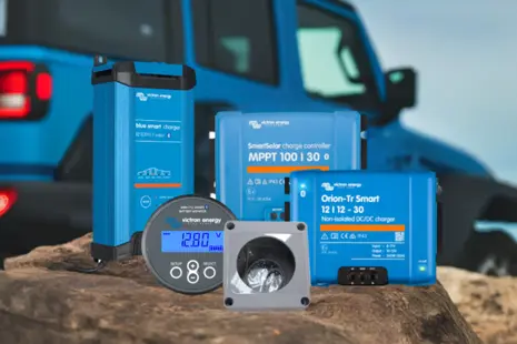 Schéma ostrovného solárneho systému pre karavan s Victron Energy MPPT regulátorom, LiFePO4 batériou, invertorom a monitorom BMV-712 Smart